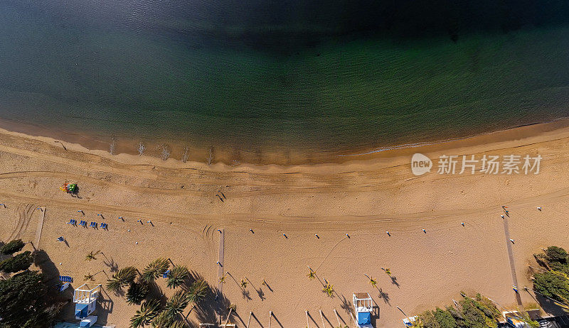 西班牙加那利群岛特内里费岛，Playa de Las Teresitas海滩和圣安德烈斯村的广角空中全景。